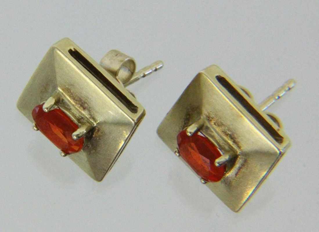 PAAR OHRSTECKER 585/000 Gelbgold mit Feueropalen. Brutto ca. 4,6g A PAIR OF STUD EARRINGS 585/000