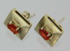 PAAR OHRSTECKER 585/000 Gelbgold mit Feueropalen. Brutto ca. 4,6g A PAIR OF STUD EARRINGS 585/000