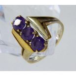 DAMENRING, 585/000 Gelbgold mit 3 Amethysten. Gr. 60, Brutto ca. 5,9g A LADIES' RING 585/000