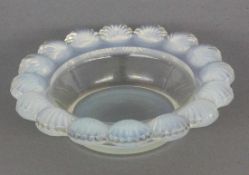 ZIERSCHALE R. Lalique, France um 1930 Milchig-blau verlaufendes Pressglas mit Muscheldekor.