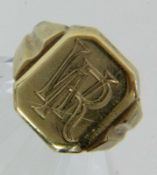 RING 333/000 Gelbgold mit Monogramm W.R. Gr. 54, Brutto ca. 3,4g A RING 333/000 yellow gold with