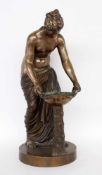 A. RÖHRICH tätig in Italien um 1830 Junge Frau am Brunnen. Patinierte Bronze. Signiert und bez.: