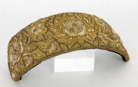 HOCHZEITS-KOPFSCHMUCK um 1850 Goldstickerei. A WEDDING HEADDRESS circa 1850 Gold embroidery.