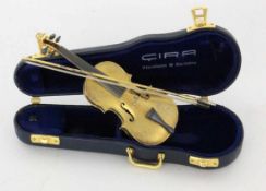 MINIATURVIOLINE Cira, Pforzheim Silber vergoldet. Konzertvioline im Maßstab 1:5. Funktionsfähig. Mit