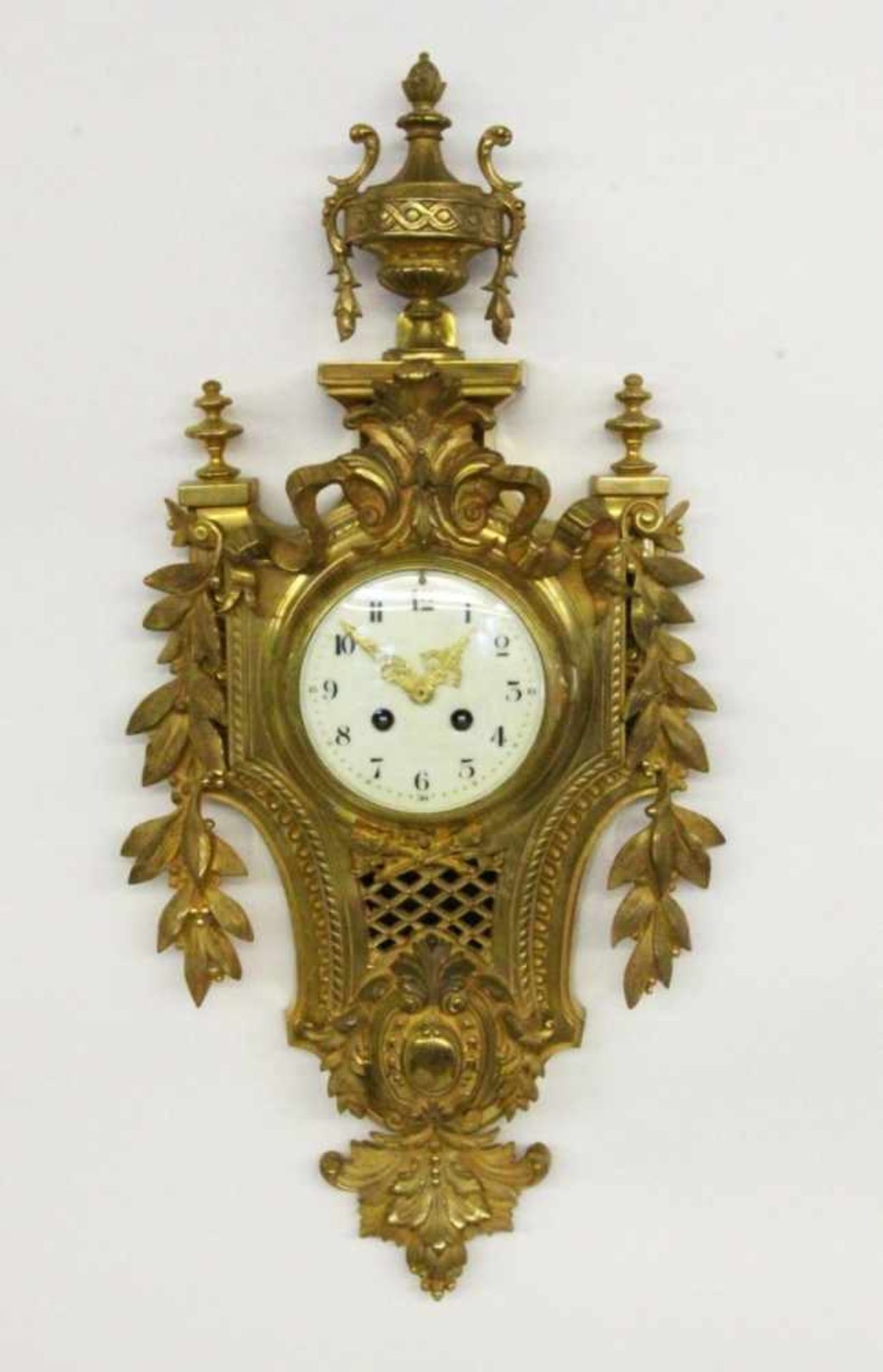 CARTELUHR Frankreich, 19.Jh. Vergoldetes Bronzegehäuse im Louis XVI Stil. Pendulenwerk mit