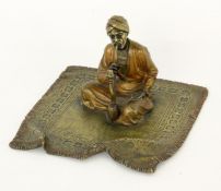 ARABER MIT WASSERPFEIFE Bergmann, Wien um 1900 Bemalte Wiener Bronze. Auf einem Teppich kniender