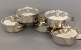 SATZ VON 5 DECKELTÖPFCHEN (COCOTTE) Hotelsilber. H.7cm, D.16cm (mit Griffen) A SET OF 5 COCOTTES New