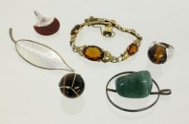 LOT 6 TEILE SILBERSCHMUCK mit div. Edelsteinen A LOT OF 7 SILVER JEWELLERY ITEMS with different