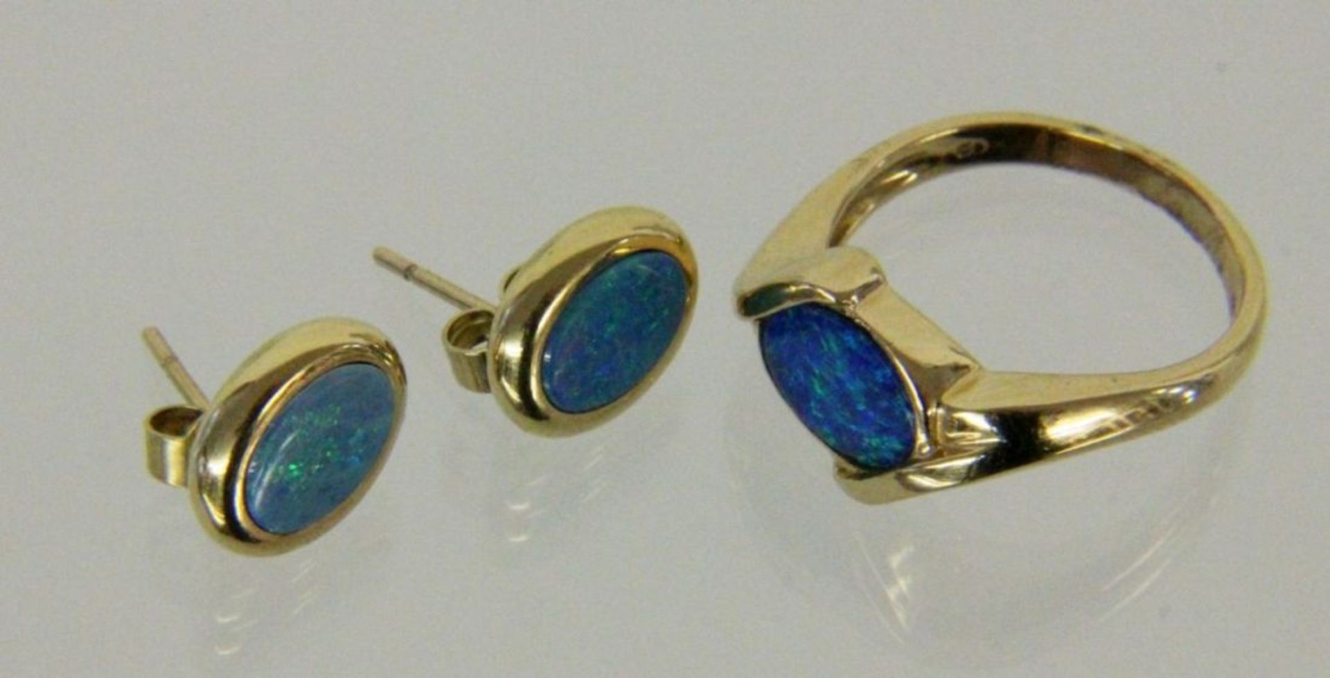 DAMENRING UND PAAR OHRSTECKER 585/000 Gelbgold mit schwarzem Opal auf Muttergestein. Ringgr. 56.