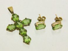 ANHÄNGERKREUZ UND PAAR OHRSTECKER 333/000 Rotgold mit Peridotbesatz. L.35mm. Brutto ca. 4,2g A CROSS