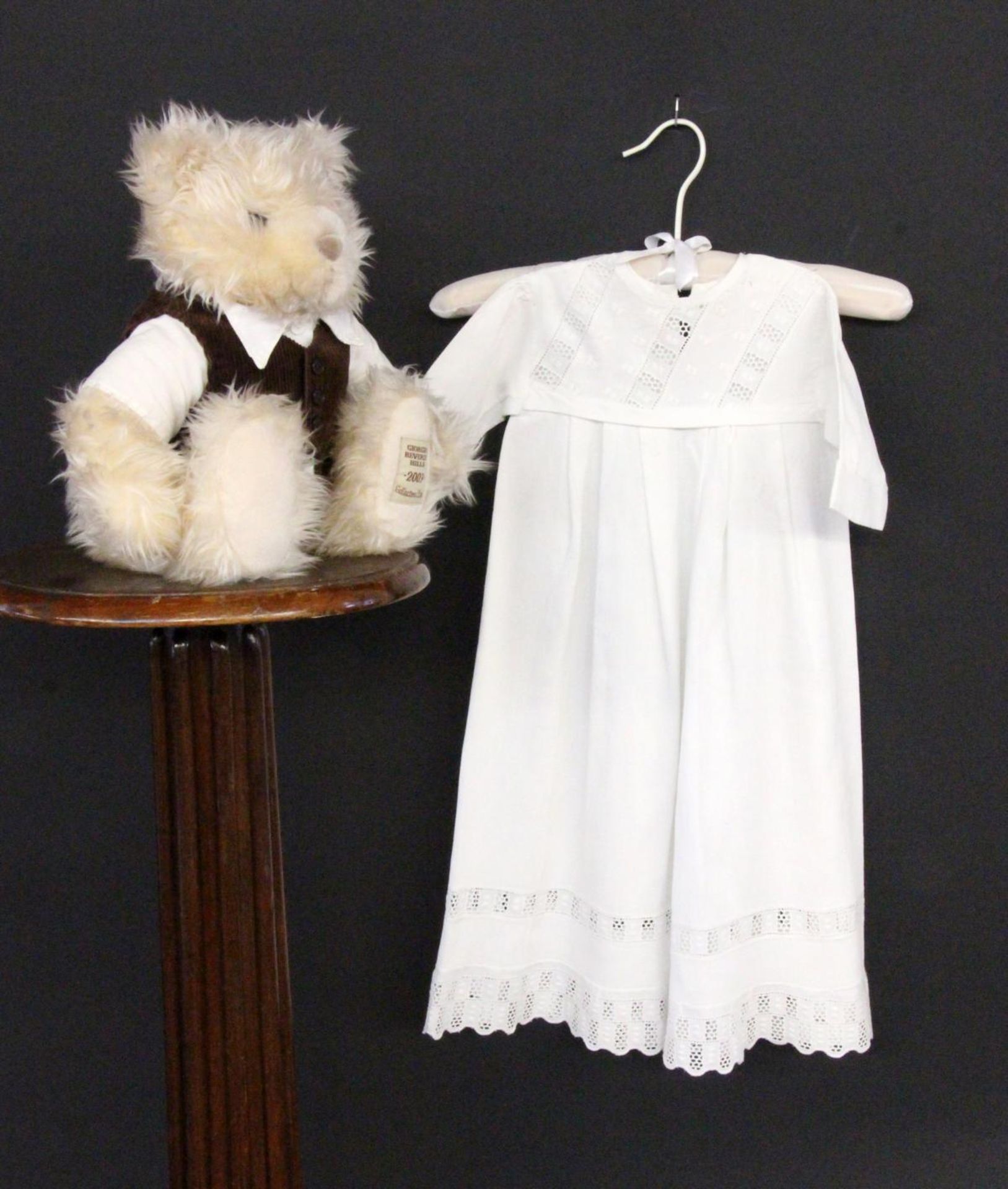 TAUFKLEID weiß mit Spitzenbesatz, 65cm. Dazu Teddybär, Collection G. Armani 2003. 30cm A CHRISTENING