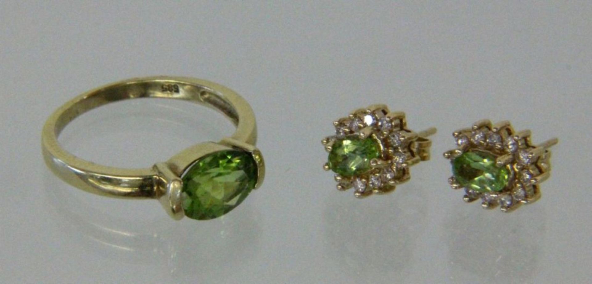 DAMENRING UND PAAR OHRSTECKER 585/000 Gelbgold mit Peridot und Diamanten. Ringgr. 58. Brutto ca. 6,