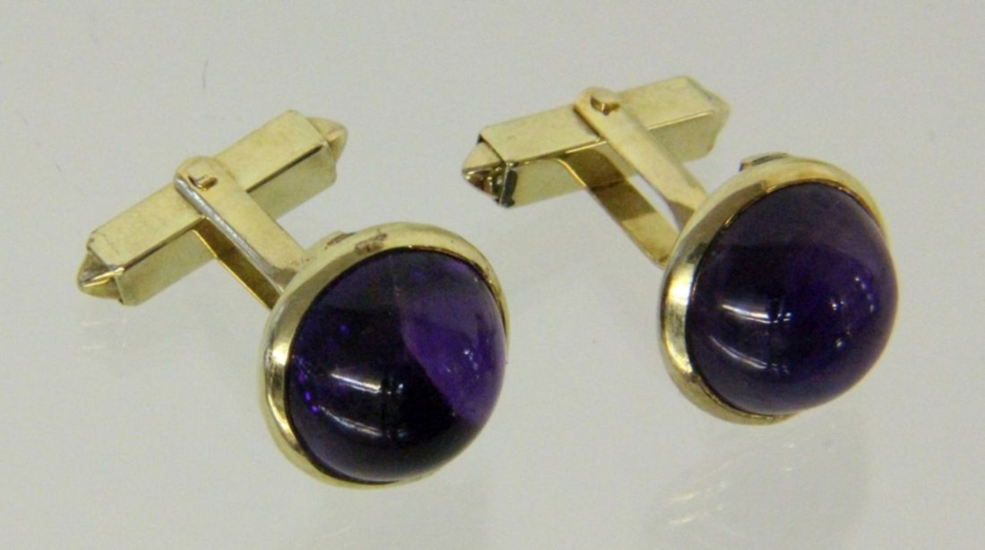 PAAR MANSCHETTENKNÖPFE 585/000 Gelbgold mit Amethysten. Brutto ca. 11,1g A PAIR OF CUFFLINKS 585/000