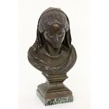 ALFRED LOUIS HABERT Paris 1824 - 1893 Frauenbüste. Patinierte Bronze auf Marmorsockel. Signiert. H.