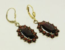 PAAR GRANAT-OHRHÄNGER 585/000 Gelbgold. L.4cm, Brutto ca. 5,9g A PAIR OF GARNET DROP EARRINGS 585/