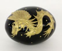 PAPERWEIGHT Schwarzes Glas mit pastosem, goldgemalten Drachenmotiv. L.10cm A PAPERWEIGHT Black glass