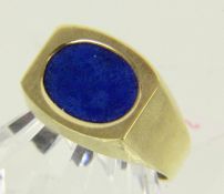 HERRENRING 585/000 Gelbgold mit Lapislazuli. Gr. 63, Brutto ca. 8,1g A MEN'S RING 585/000 yellow