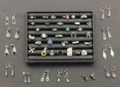 LOT VON CA. 44 TEILEN SCHMUCK Meist Silber A LOT OF APPROXIMATELY 44 FASHION JEWELLERY PIECES Mostly