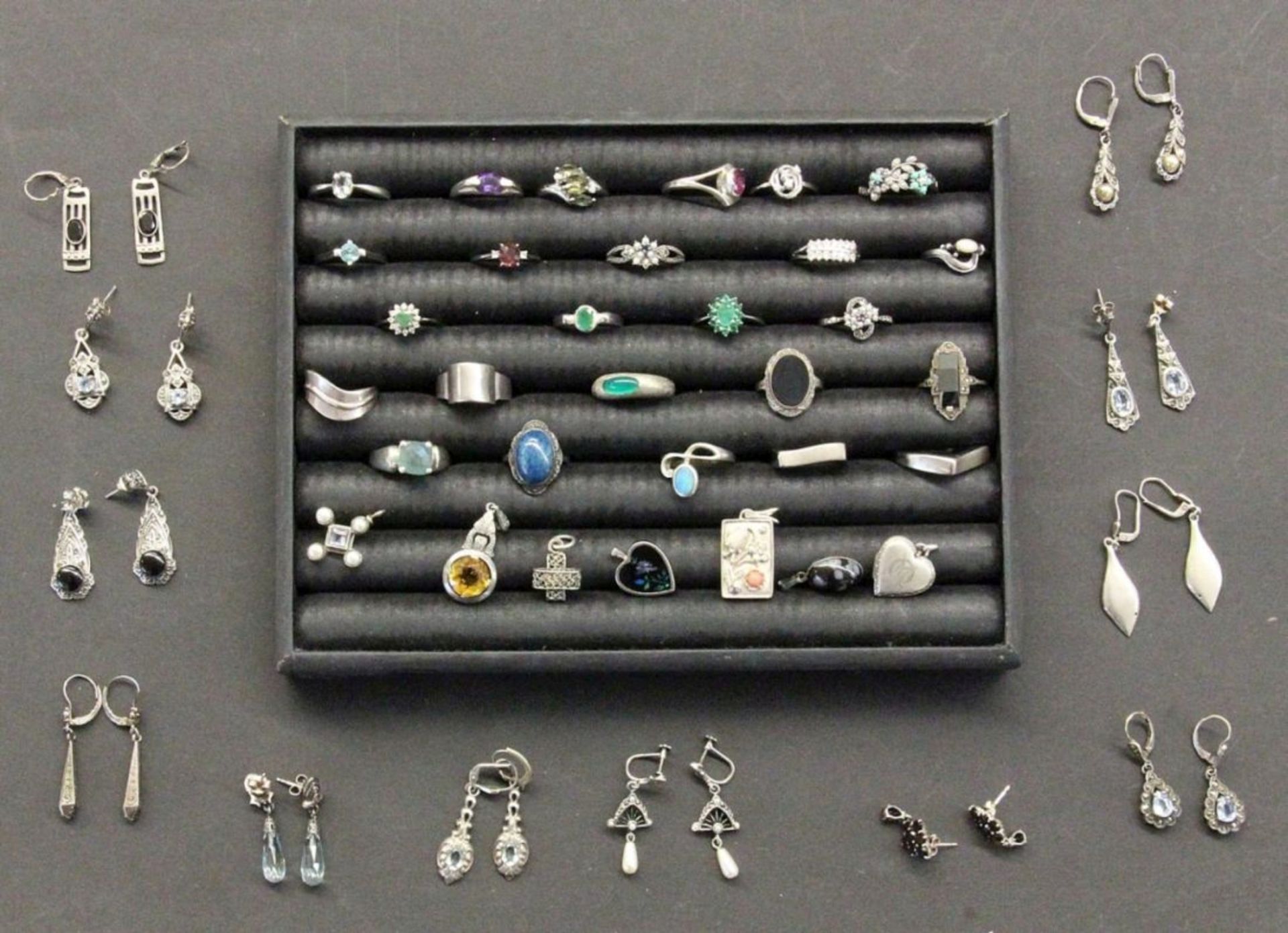 LOT VON CA. 44 TEILEN SCHMUCK Meist Silber A LOT OF APPROXIMATELY 44 FASHION JEWELLERY PIECES Mostly