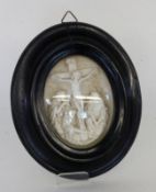KREUZIGUNGSSZENE um 1900 Gipsrelief im ovalen Holzrahmen mit gewölbtem Glas. 16x13,5cm A CRUCIFIXION