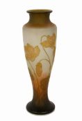 CAMEOGLASS ZIERVASE Charles Vessière, Nancy um 1910 Farbloses Glas mit milchig weißem und orangem
