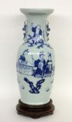 CHINESISCHE BODENVASE mit figürlichem Blaudekor. H.60cm A CHINESE FLOOR VASE with figural blue