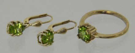 DAMENRING UND PAAR OHRHÄNGER 585/000 Gelbgold mit Peridot. Ringgr. 58, Brutto ca. 5g A LADIES'