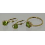 DAMENRING UND PAAR OHRHÄNGER 585/000 Gelbgold mit Peridot. Ringgr. 58, Brutto ca. 5g A LADIES'