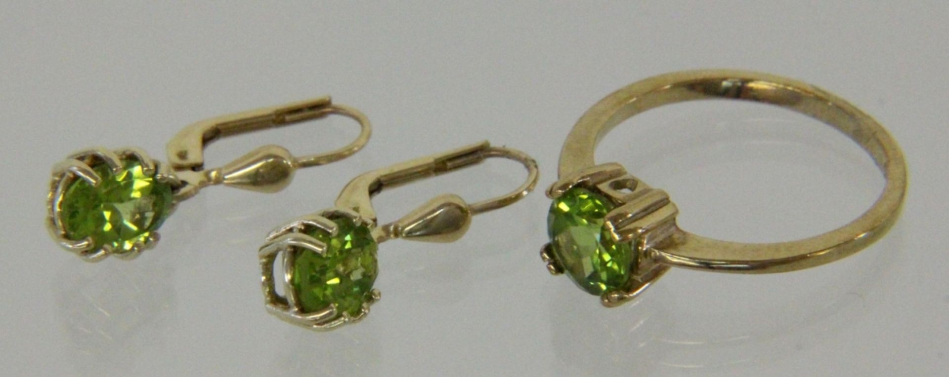 DAMENRING UND PAAR OHRHÄNGER 585/000 Gelbgold mit Peridot. Ringgr. 58, Brutto ca. 5g A LADIES'