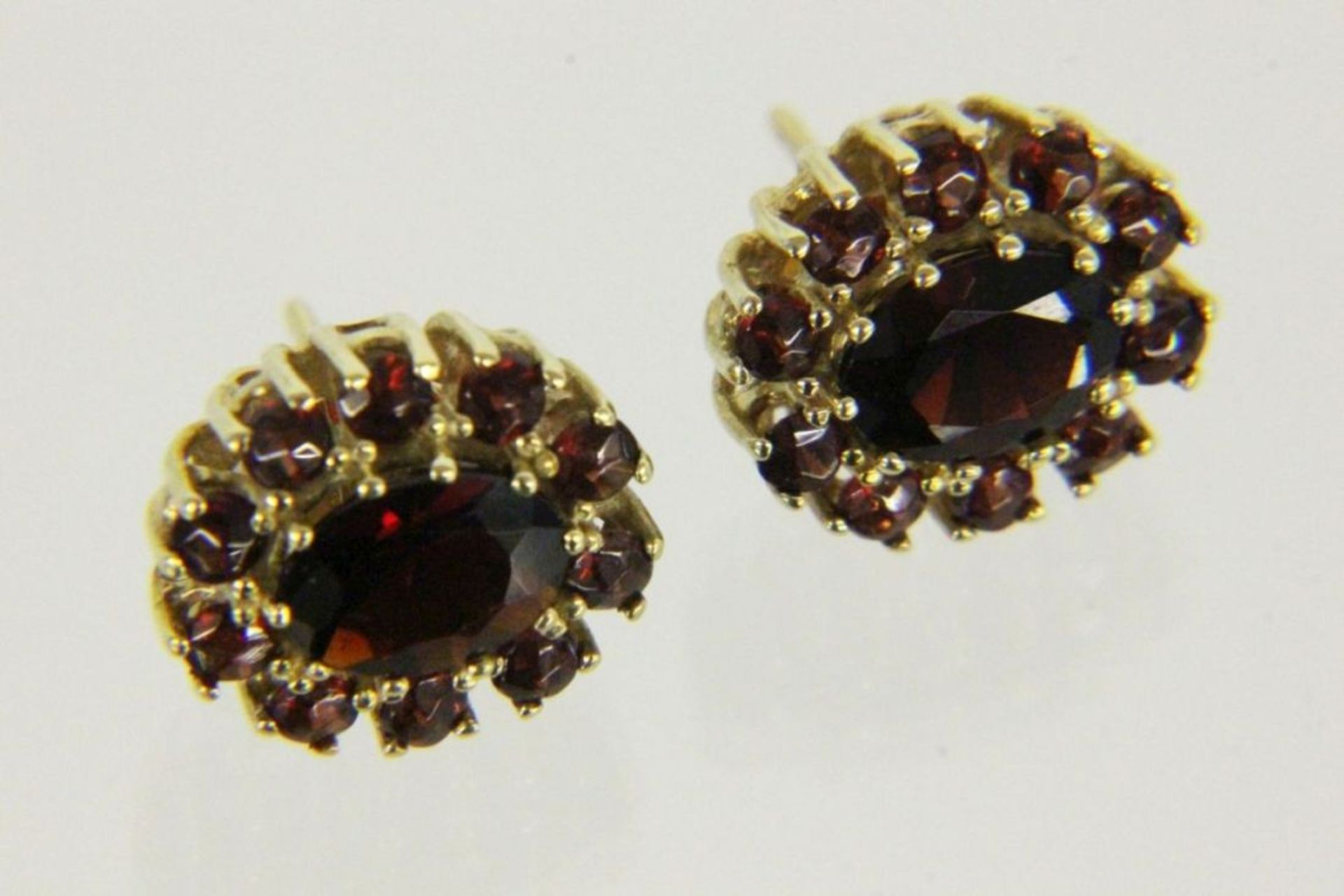 PAAR GRANAT-OHRSTECKER 585/000 Gelbgold. D. 1,3cm, Brutto ca. 5,2g A PAIR OF GARNET STUD EARRINGS