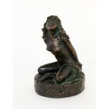 KNIENDE FRAU 20./21.Jh. Patinierte Kleinbronze. Gemarkt: Rustica Design. H.15,5cm A KNEELING WOMAN