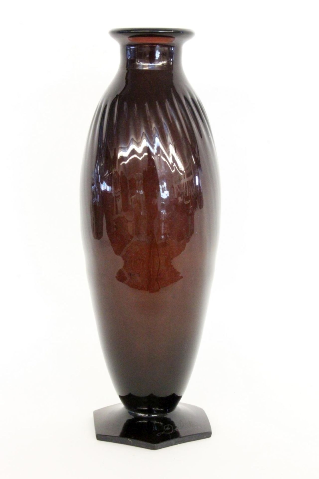 ART DECO ZIERVASE bez.: Delatte, Frankreich um 1930 Dunkel violettes Glas. Ovoider Korpus auf 6-