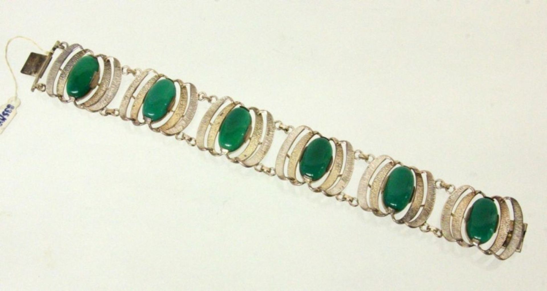 ARMBAND 835/000 Silber mit 6 Jade-Cabochons. L.20,5cm. Ohne Stempel, geprüft. Brutto ca. 47g A