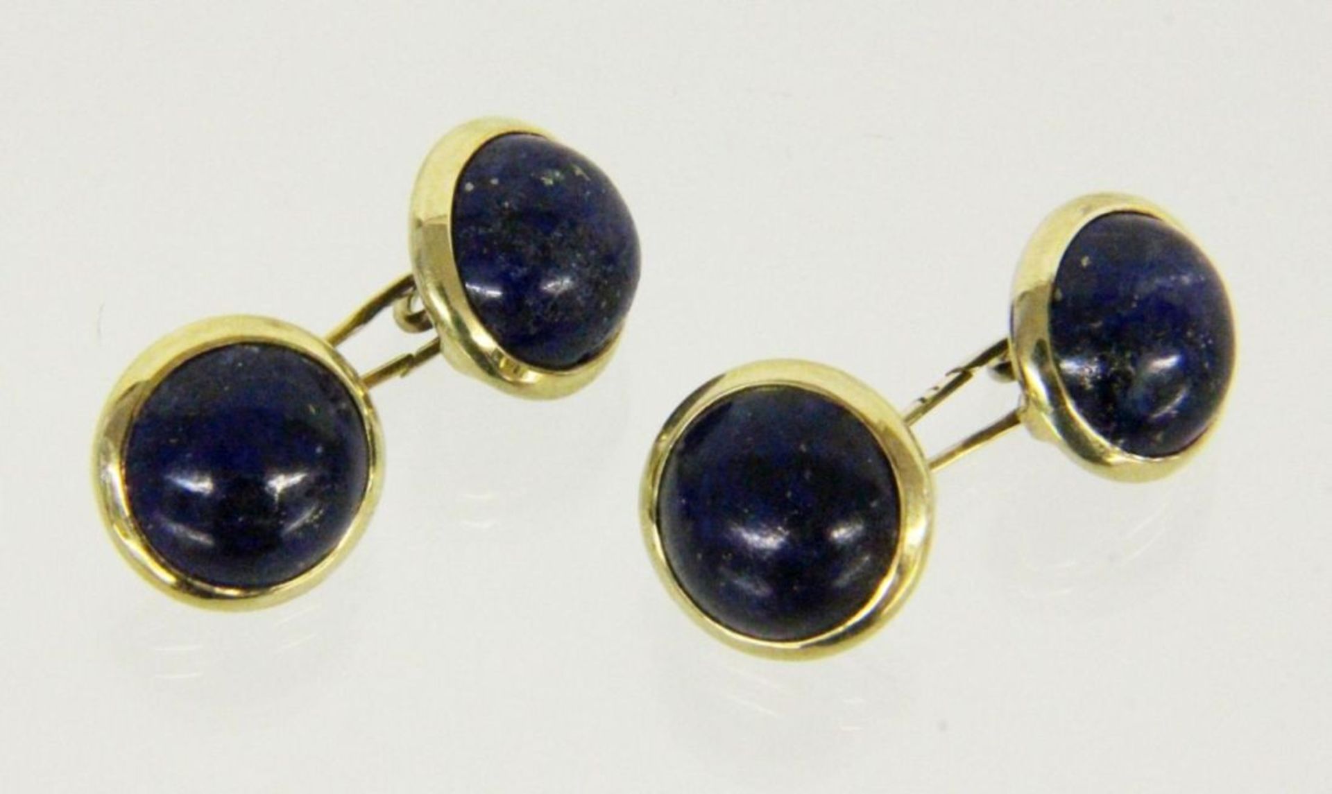 PAAR MANSCHETTENKNÖPFE 585/000 Gelbgold mit Lapislazuli. Brutto ca. 10,9g A PAIR OF CUFFLINKS 585/