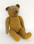 ALTER TEDDYBÄR MIT BRILLE Braunes Fell, Glasaugen. Bespielt. L.57cm AN OLD TEDDY BEAR WITH GLASSES