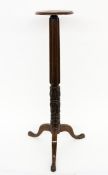 BLUMENSÄULE England 1920er Jahre Mahagoni. H.127cm A FLOWER STAND England 1920s, mahogany. 127 cm