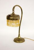 TISCHLAMPE Frankreich, 1920er/30er Jahre Messinggestell mit Reliefdekor, farbigen Glassteinen und