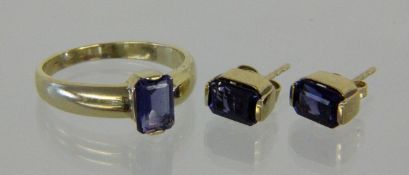 DAMENRING UND PAAR OHRSTECKER 585/000 Gelbgold mit Iolith. Ringr. 58, Brutto ca. 5,7g A LADIES' RING