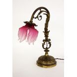 TISCHLAMPE Frankreich um 1910 Bronzegestell mit Lampenschirm aus rosa verlaufendem Glas. H.37cm A