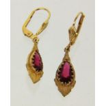 PAAR GRANAT-OHRHÄNGER 585/000 Rotgold. L.30mm, Brutto ca. 2,1g A PAIR OF GARNET DROP EARRINGS 585/