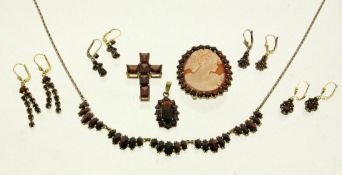 LOT VON 8 TEILEN GRANATSCHMUCK 333/000 Gelbgold. Brutto ca. 43g A LOT OF 8 GARNET JEWELLERY PIECES