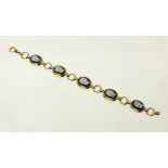 ARMBAND Silber vergoldet mit 5 Onyx-Kameen. L.19,5cm., gest., Brutto ca. 13,5g A BRACELET Gilt