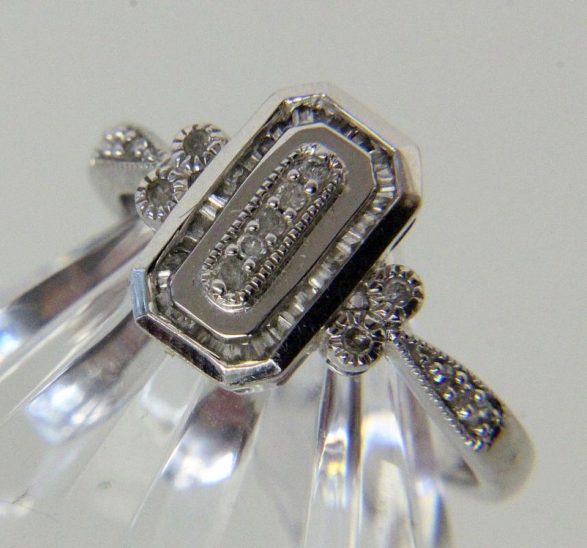 ART DECO DAMENRING 585/000 Weißgold mit Diamanten. Ringgr. 58, Brutto ca. 2,7g AN ART DECO LADIES'