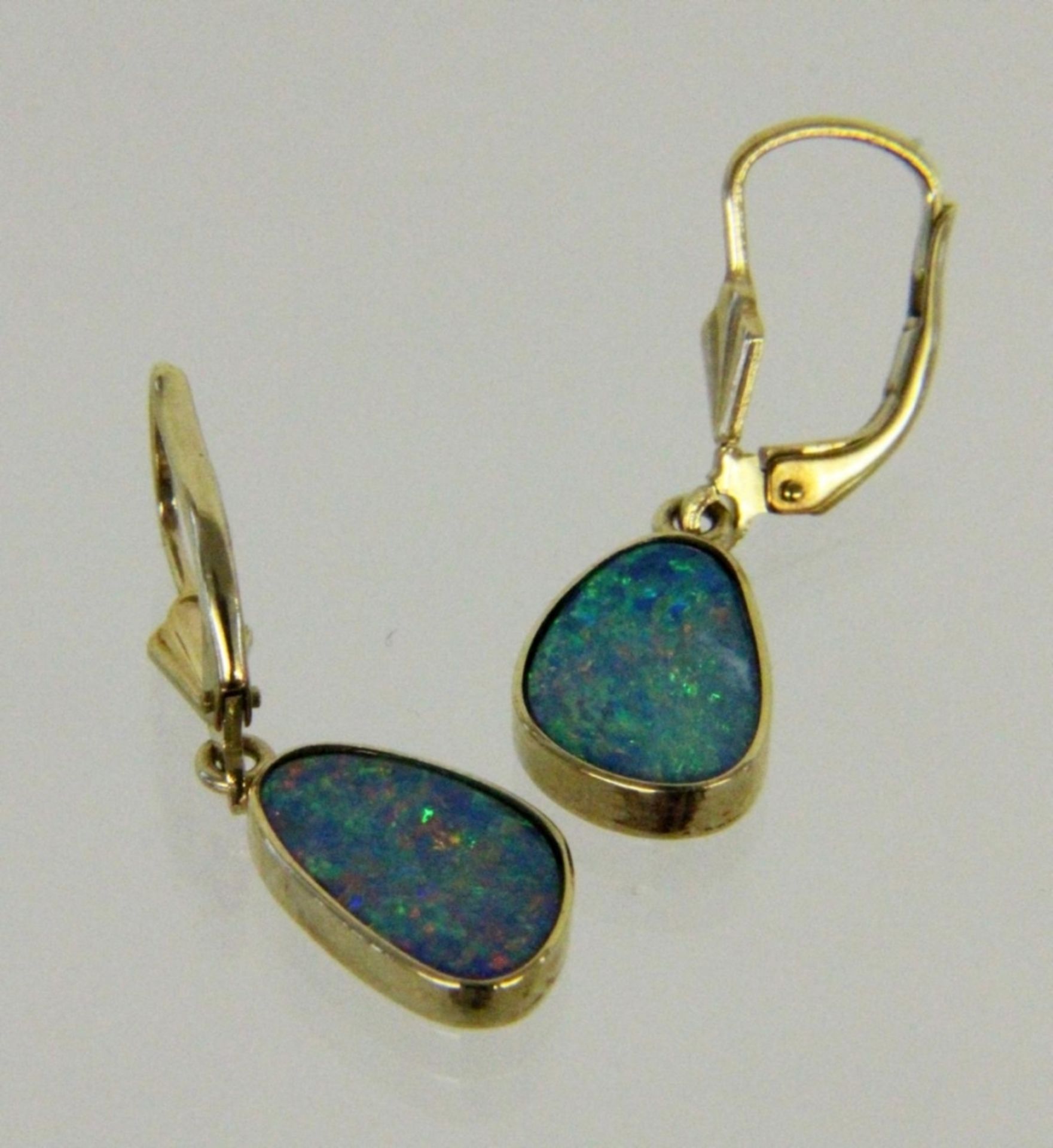 PAAR OHRHÄNGER 585/000 Gelbgold mit schwarzem Opal auf Muttergestein. L. 25mm, Brutto ca. 2,6g A