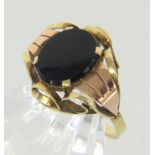 ART DECO DAMENRING 585/000 Gelbgold mit Onyxplatte. Ringgr. 56, Brutto ca. 3,4g AN ART DECO