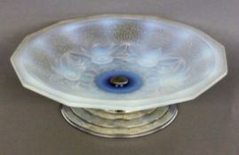 ART DECO FUSS-SCHALE Francia, Frankreich um 1930 Hellblau opalisierendes Pressglas mit floralem