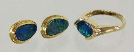 DAMENRING UND PAAR OHRSTECKER 585/000 Gelbgold mit schwarzem Opal auf Muttergestein. Ringgr. 58,