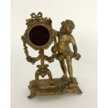 TASCHENUHRENSTÄNDER Frankreich um 1900 Putto neben einer Staffelei. Goldlackierter Metallguß. H.20cm