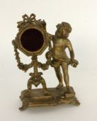 TASCHENUHRENSTÄNDER Frankreich um 1900 Putto neben einer Staffelei. Goldlackierter Metallguß. H.20cm