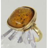 BERNSTEINRING 750/000 Gelbgold. Ringgr. 58, Brutto ca. 5g AN AMBER RING 750/000 yellow gold. Ring